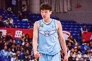 刘维伟谈瀚森受犯规困扰：年轻球员打生死战肯定包袱重 不能怪他